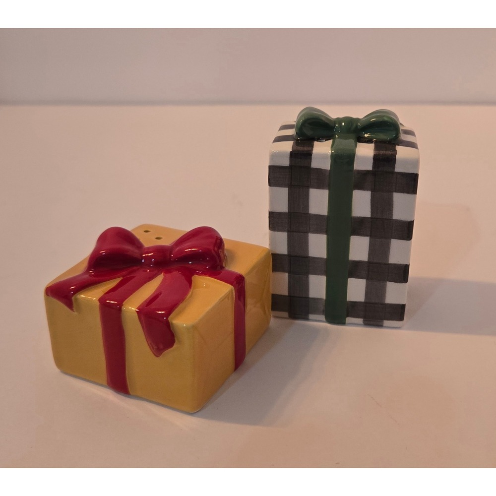 Hallmark Christmas Gift Box Salt Pepper Shakers Yellow Buffalo Plaid